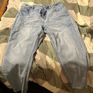 Light wash AE curvy mom jeans. Super cute!